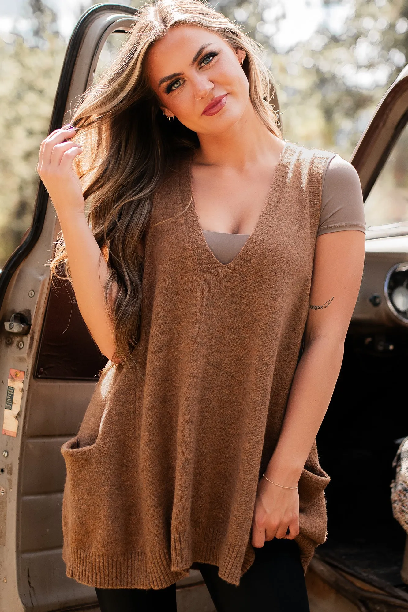 Catch Your Gaze Oversized Sweater Vest (Pecan)