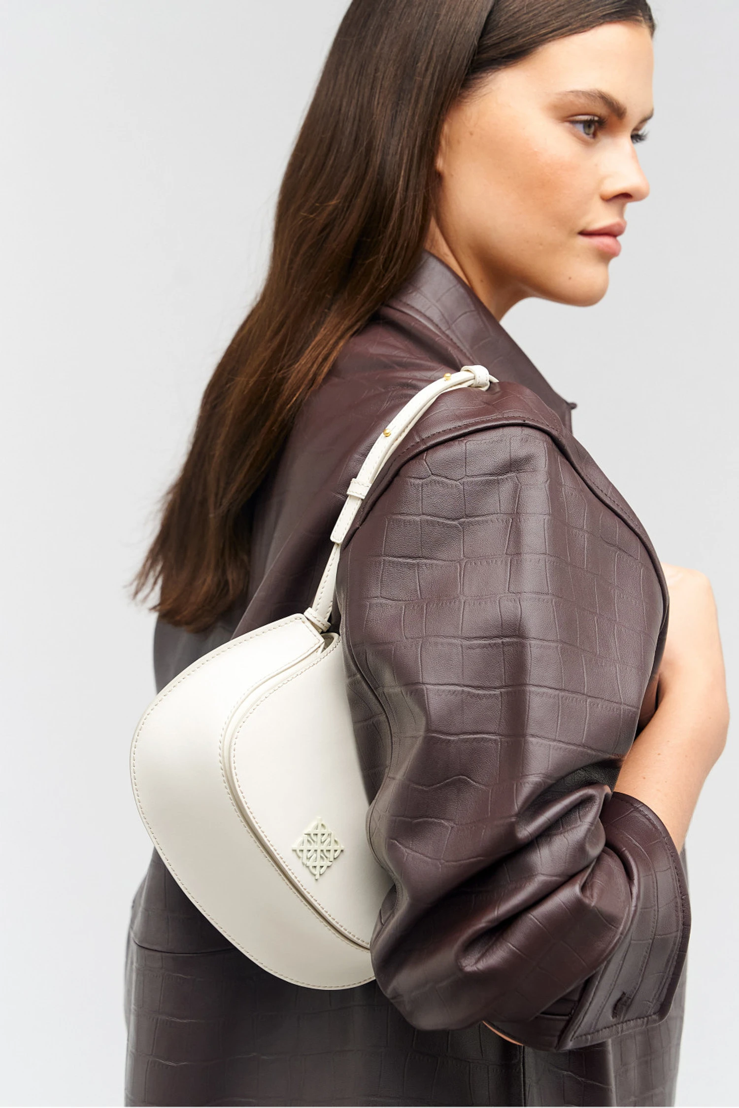 --Della Saddle Shoulder Bag-