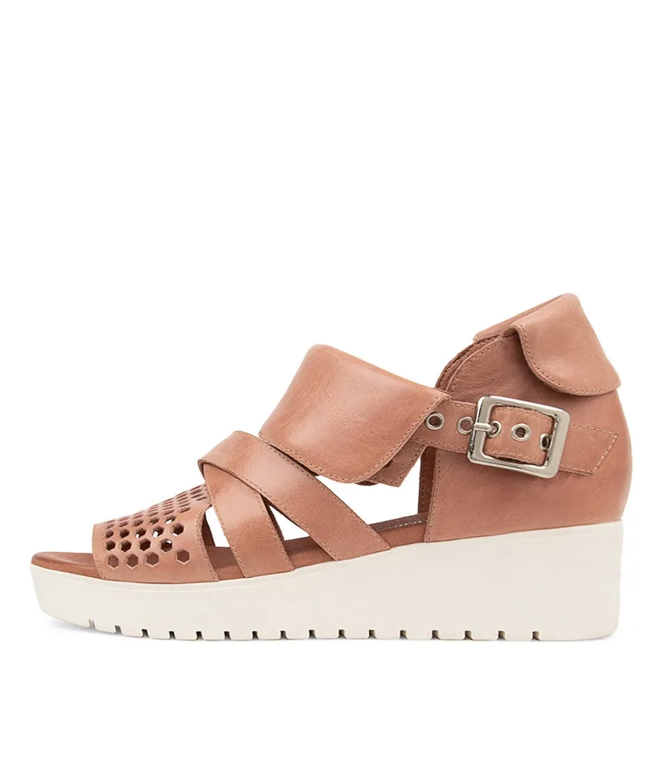 DJANGO & JULIETTE Olyn Blush Leather Sandals Ws