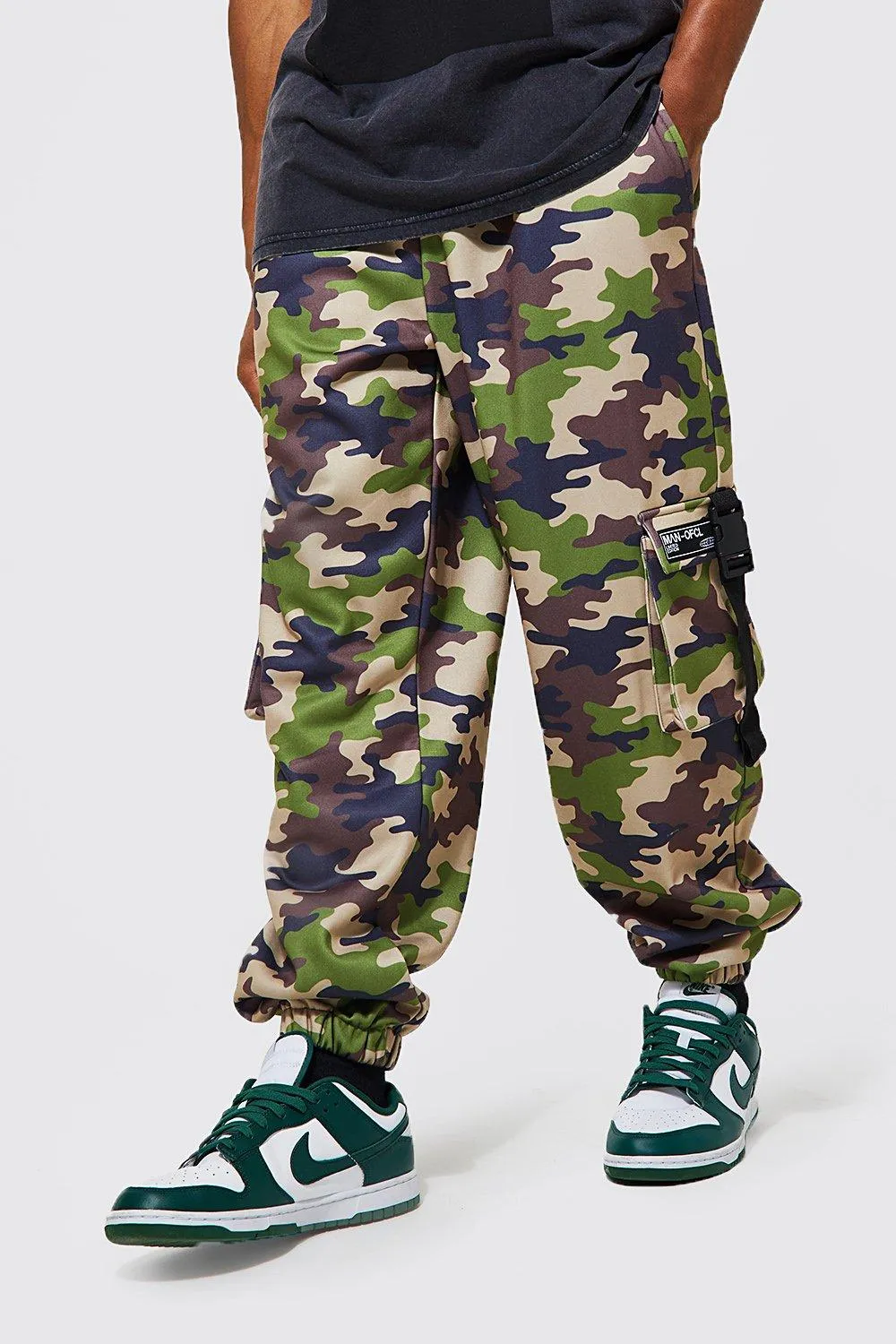 Oversized Man Cargo Camo Joggers